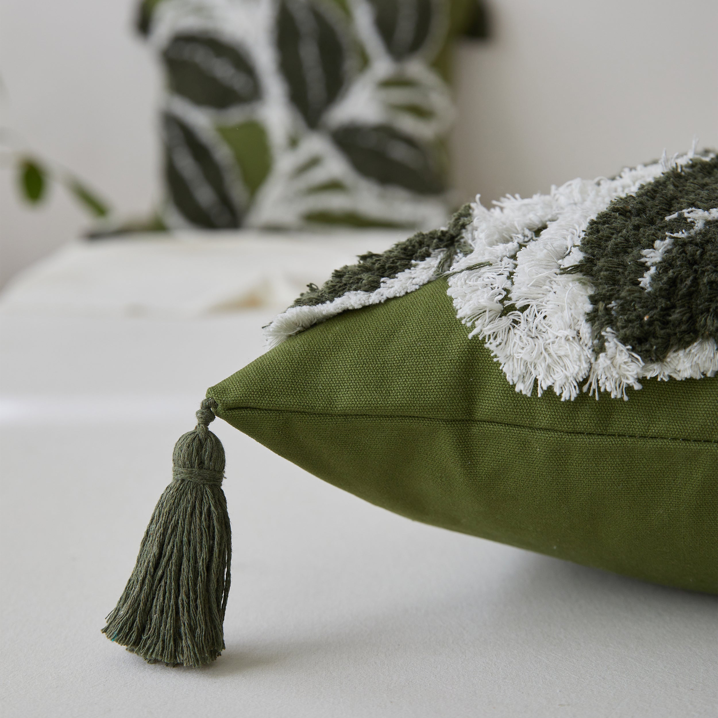 #color_tufted green leaf