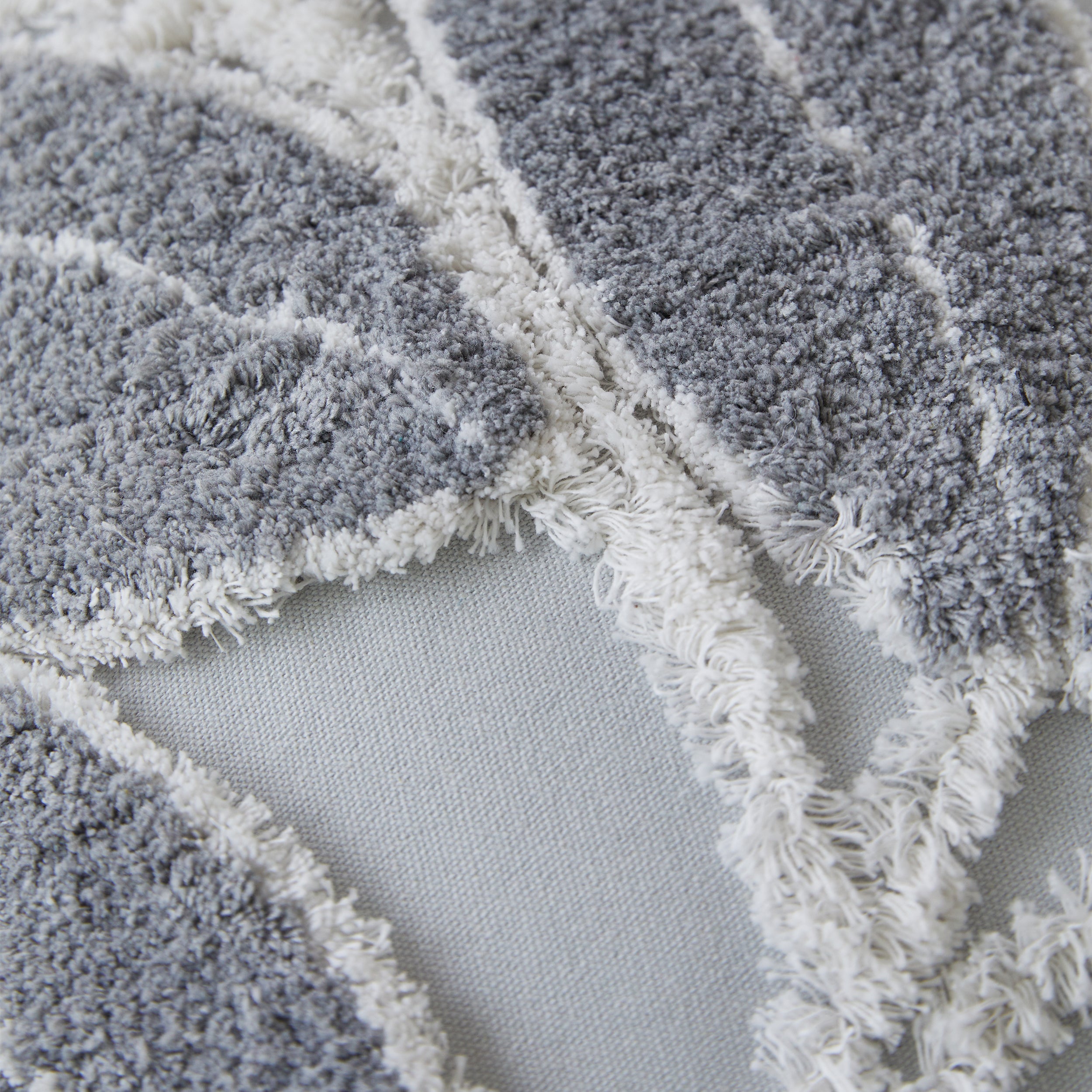 #color_tufted grey leaf