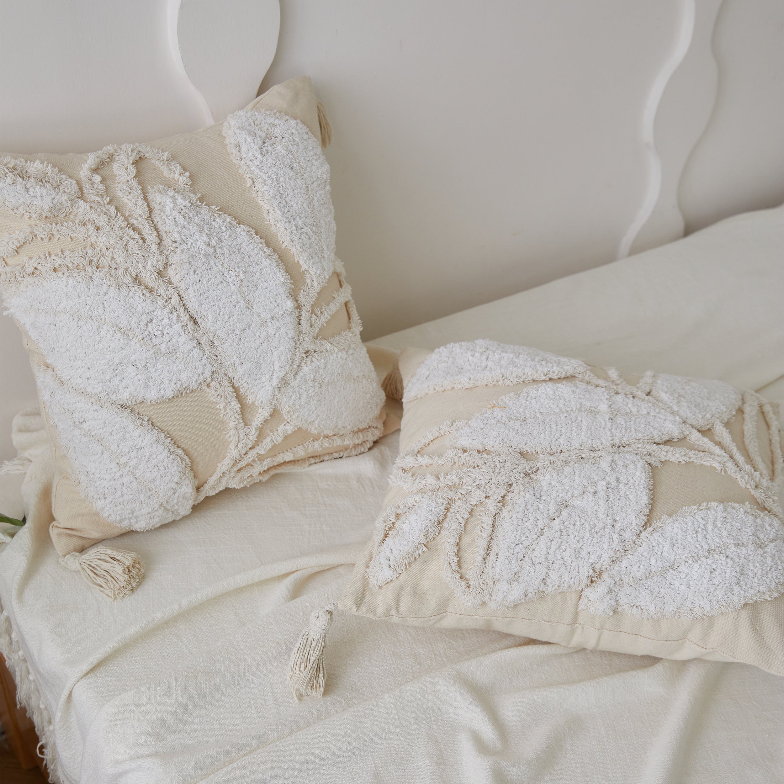 #color_tufted white leaf