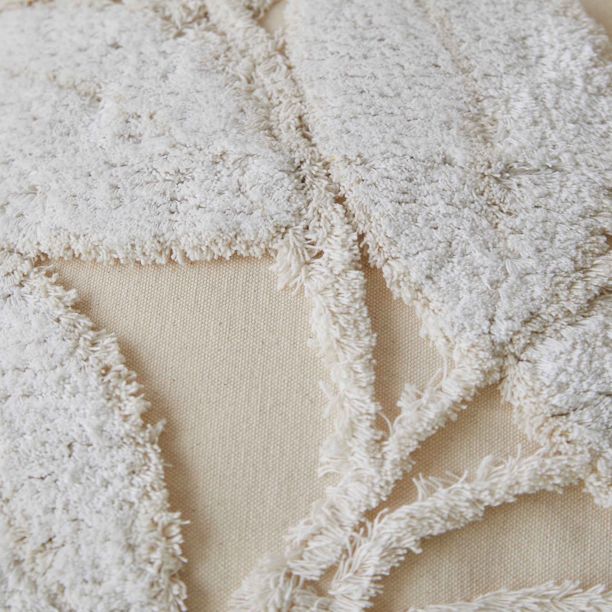 #color_tufted white leaf